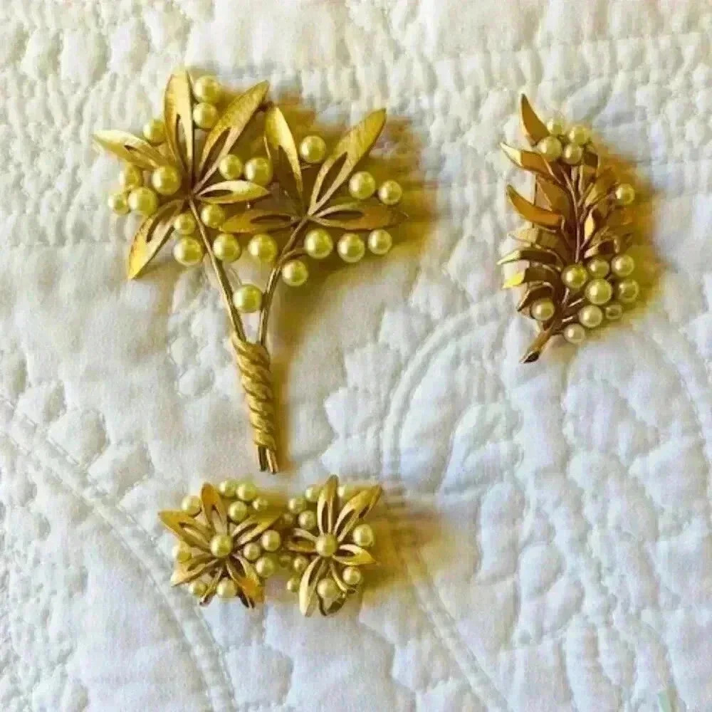 VINTAGE CROWN TRIFARI 1960 GOLD TONE FLOWER SET EARRINGS AND 2 TWO BROOCHES